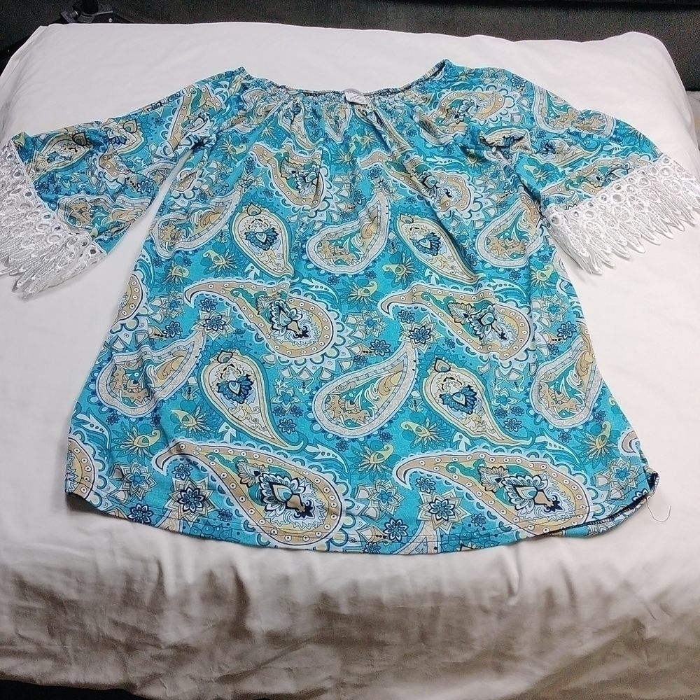 WinWin women's L/XL scooped collared top with flared lacy 3/4 sleeved cuffs